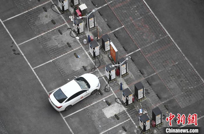資料圖:重慶大渡口一停車場內(nèi),車輛正在充電樁處進行充電。<a target='_blank' href='/'>中新社</a>記者 陳超 攝 資料圖:重慶大渡口一停車場內(nèi),車輛正在充電樁處進行充電。<a target='_blank' href='/'>中新社</a>記者 陳超 攝